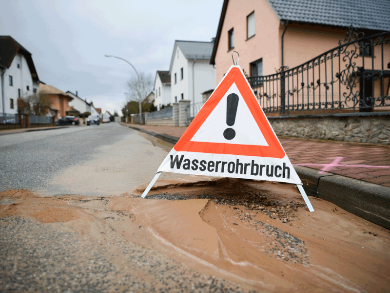 Wasserrohrbruch im Wohngebiet 